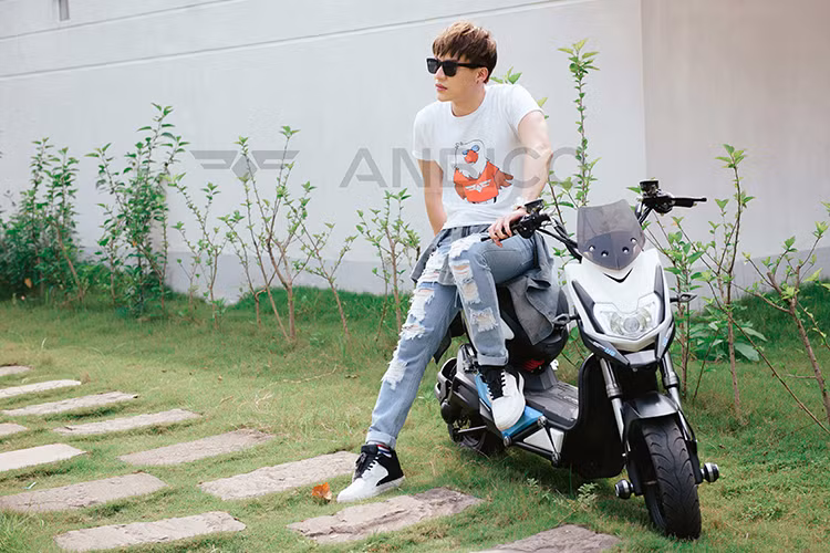 "Hot boy" Dung Bino giai nhiet he cung xe dien Anbico Zoe