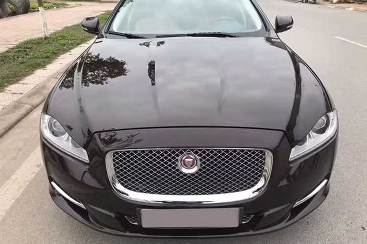Tại thị trường Việt Nam, mẫu xe sang Jaguar XJ nằm cùng phân khúc với những mẫu sedan hạng sang khác như Mercedes-Benz S-Class, BMW 7-Series, Audi A8 hay Lexus LS. Ngoài phiên bản trục cơ sở tiêu chuẩn, xe còn được bán thêm phiên bản trục cơ sở kéo dài với tên gọi XJL.