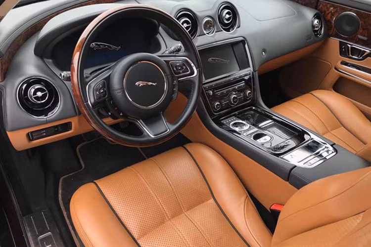 Thay vì sử dụng khối động cơ V6 3.0L và V8 5.0L, chiếc Jaguar XJL đời 2014 cũ này lại được trang bị khối động cơ 2.0L tăng áp sản sinh công suất tối đa 236 mã lực, mô-men xoắn cực đại 340 Nm.