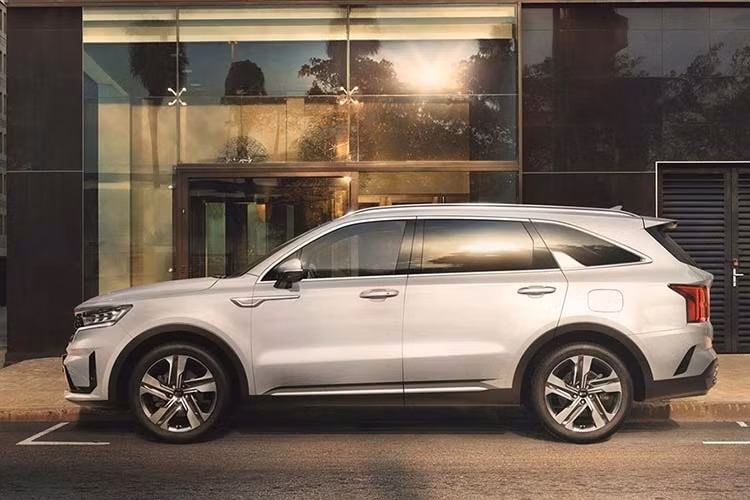 So với người tiền nhiệm, Kia Sorento 2021 mới dài hơn 10 mm trong khi chiều dài cơ sở tăng 35 mm lên 2.815 mm. Sự thay đổi này, cộng thêm khoảng cách từ đầu/đuôi xe đến trục trước/sau, đã mang đến diện mạo cao cấp hơn cho mẫu SUV Hàn Quốc. Tuy lớn hơn trước nhưng mẫu SUV 3 hàng ghế này lại nhẹ hơn đến 80 kg nhờ thân vỏ tái thiết kế. 