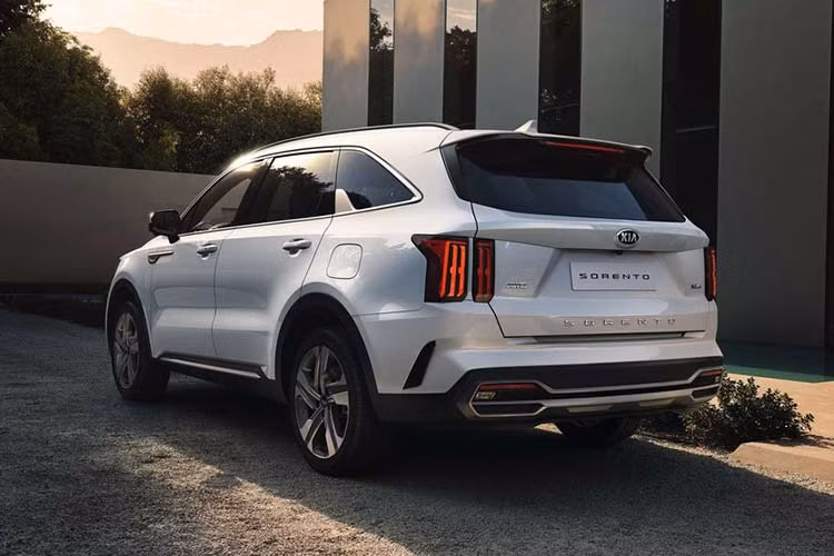 Về an toàn, Kia Sorento 2021 được trang bị hệ thống phanh mới, tự động nhấn phanh sau khi túi khí đã bung nhằm giảm thiểu mức độ thương vong của những vụ va chạm thứ cấp. Ngoài ra, xe còn có 8 túi khí, bao gồm cả túi khí giữa 2 ghế trước.