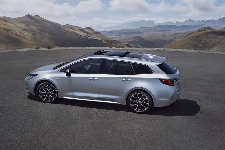 Về thiết kế, Corolla Touring Sports 2019 trông gần như giống hệt phiên bản hatchback, đặc biệt là phần đầu xe. Sự khác biệt của Toyota Corolla Touring Sports 2019 chỉ được thể hiện rõ ở phần đuôi xe đằng sau. Phần đuôi xe của Toyota Corolla Touring Sports 2019 được thay đổi thiết kế theo hướng thực dụng hơn, mang đến khoang hành lý rộng rãi.