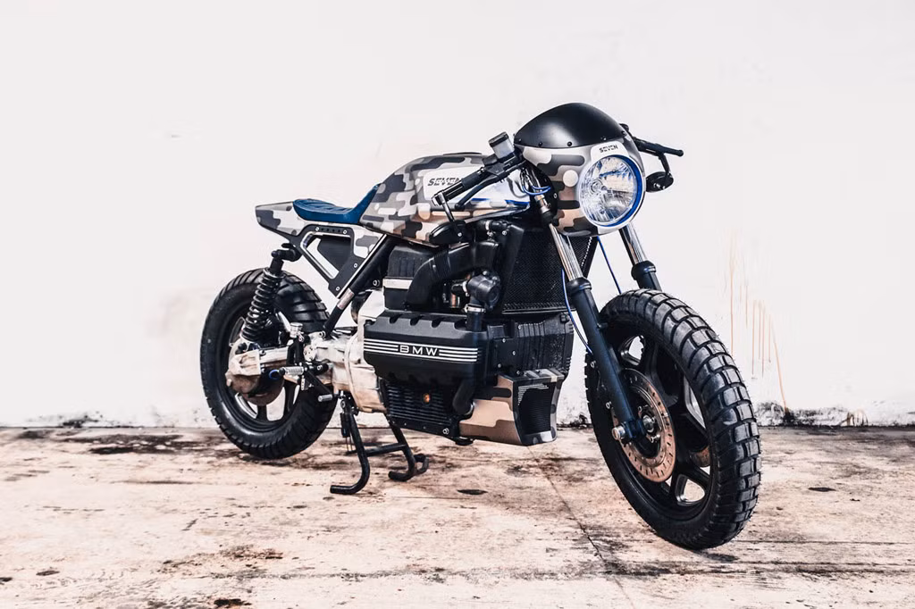 Vị khách đặt hàng chiếc xe này đưa ra vài hình ảnh các mẫu xe độ BMW K100 trên mạng để làm ý tưởng. Nhưng Jacek đã thuyết phục để anh ta có thể tự do thiết kế nó theo cách hoàn toàn khác biệt.