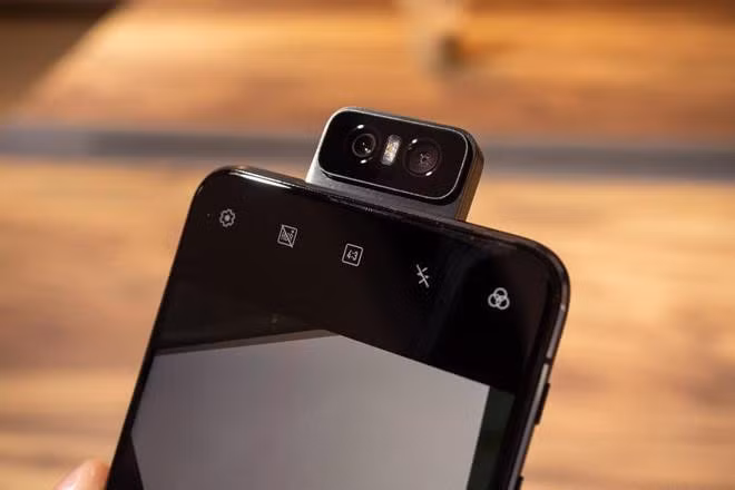 Asus Zenfone 6 sở hữu thiết kế tương tự mẫu Oppo N1 ra mắt năm 2013 với cụm camera sau có khả năng xoay lật ra phía trước. Điều này cho phép tối ưu hóa không gian hiển thị mặt trước. Bạn có thể dùng cụm camera này để selfie, livestream hay quay vlog. Camera của máy có độ phân giải 48 MP và 13 MP. Thiết bị có màn hình 6,4 inch, sử dụng tấm nền LCD, phần viền được làm mỏng đáng kể.