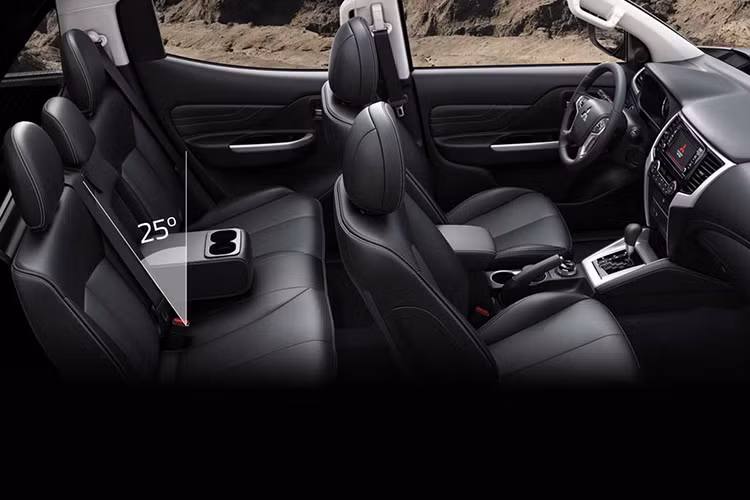Giữ nguyên thiết kế nhưng Mitsubishi Triton 2020 hấp dẫn hơn khi xuất hiện nhiều tính năng mới, đặc biệt là bản Premium. Trong đó, trên bảng điều khiển trung tâm xuất hiện nút chỉnh khóa vi sai điện tử cầu sau. Việc bổ sung khóa vi sai cầu sau, cùng với vi sai trung tâm và hệ thống gài cầu tiện tử giúp Triton 2020 chinh phục địa hình dễ dàng hơn, lại dễ dùng cho người lái.