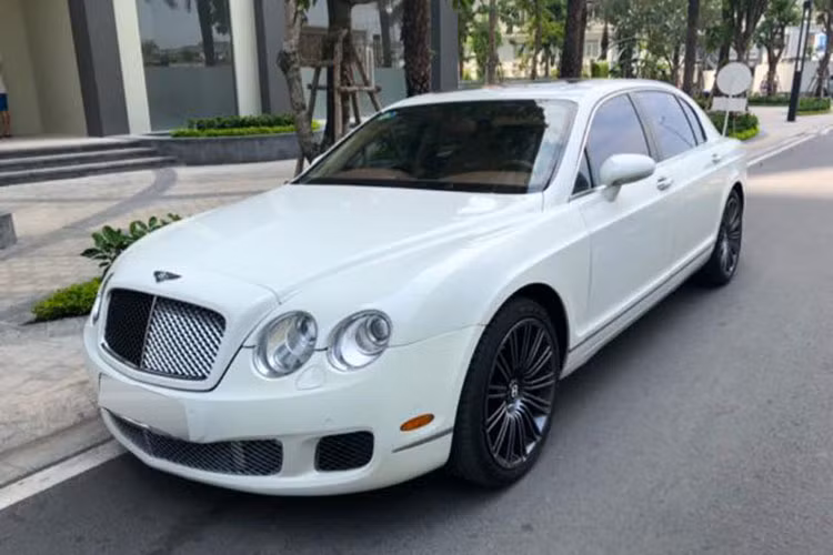 Mẫu siêu xe sang Bentley Continental Flying Spur Speed thuộc phân khúc ôtô sang trọng, đắt tiền sản xuất tại Anh quốc. Mẫu xe này cách đây vài năm thường được giới chơi xe tại Việt Nam, đặc biệt là các đại gia trẻ tuổi và thành đạt yêu thích chủ yếu được nhập khẩu về thông qua các showroom tư nhân theo dạng "hàng lướt", không chính hãng.