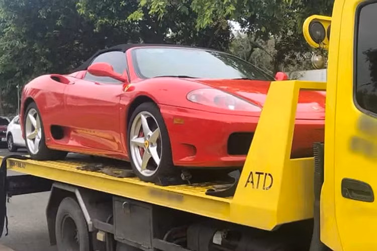 Mới đây những hình ảnh về chiếc xe Ferrari 360 Spider mui trần bất ngờ được khoe trên mạng xã hội, trước khi bàn giao đến biệt thự của Chủ tịch Trung Nguyên, Ngoài ra, chiếc xe cũng được cho đã làm xong đầy đủ các thủ tục sang tên cho phía tập đoàn này, bấm luôn biển số mới tinh.