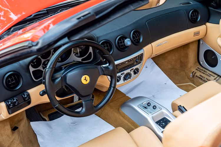 Chưa hết, Ferrari đã gia cố các ngưỡng cửa, làm cứng mặt trước của sàn xe và thiết kế lại khung kính chắn gió. Vách ngăn phía sau phải được làm cứng lại để loại bỏ tiếng ồn của động cơ từ cabin.