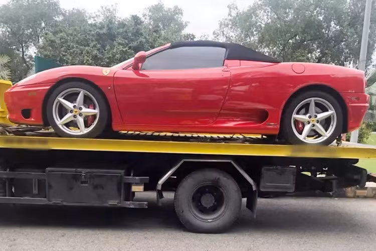 Như vậy, sau 1 vòng di chuyển để làm giấy tờ, cuối cùng chiếc siêu xe mui trần Ferrari 360 Spider cũng đã chính thức về đội xe nghìn tỷ đồng của "Qua" Vũ. Đây cũng sẽ là chiếc xe Ferrari 360 Spider thứ 2 mà doanh nhân này đang sở hữu. Nguyên bản xe màu đỏ nhưng rất có thể sẽ được dán sang bạc, trắng hoặc đen. 