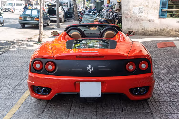 Siêu xe Ferrari 360 Spider sử dụng khối động cơ V8, dung tích 3.6 lít như Ferrari 360 Modena. "Trái tim" này trên bản mui trần sản sinh công suất tối đa 395 mã lực tại vòng tua máy 8.500 vòng/phút và mô-men xoắn cực đại 373 Nm tại vòng tua máy 4.750 vòng/phút. 