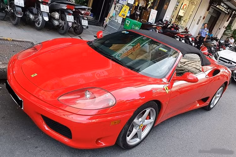 Ferrari 360 Spider đã được ra mắt tại Geneva Motor Show vào năm 2000 và nhanh chóng khiến các tay chơi trên thế giới mê mẫn với các đường nét thiết kế đẹp mắt, đầy lôi cuốn, hãng đã mang vào cho 360 Spider 1 chiếc mui mềm, có thể đóng hoặc mở trong thời gian gần 20 giây, quá trình thực hiện này chỉ thông qua 1 nút bấm.