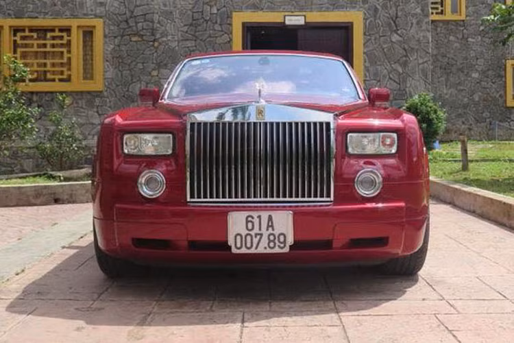 Rolls-Royce Phantom của bà Phương Hằng và chồng thuộc thế hệ đầu tiên, chiếc xe siêu sang này sở hữu khối động cơ V12, dung tích 6.75 lít, sản sinh công suất tối đa 453 mã lực ở vòng tua máy 5.350 vòng/phút, mô-men xoắn cực đại 720 Nm ở vòng tua 3.500 vòng/phút. Hộp số tự động 6 cấp. Tốc độ tối đa của Rolls-Royce Phantom là 250 km/h.