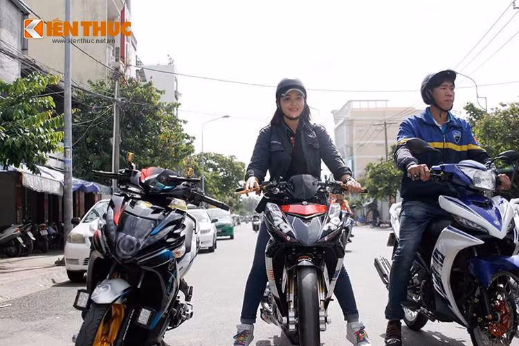 Nữ bikers "Thảo kiến lửa" cũng đến tham dự chương trình cùng chiếc Exciter độ phong cách.