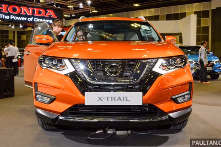 So với phiên bản hiện tại đang được bán ra tại nhiều nước Châu Á, Nissan X-Trail bản nâng cấp 2018 nổi bật nhờ phần đầu xe với thiết kế được thay đổi. Trong đó, lưới tản nhiệt hình chữ V đặc trưng của Nissan đã được mở rộng hơn xuống dưới, đồng thời cản trước với các hốc đèn sương mù có kiểu dáng góc cạnh khỏe khoắn hơn.