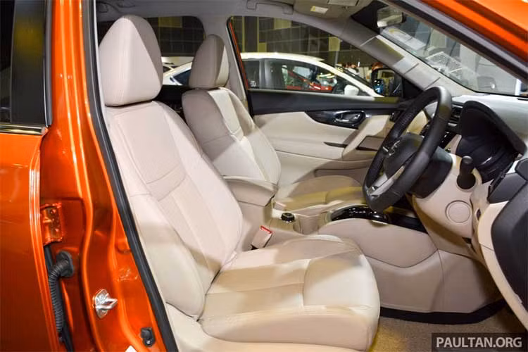 Rất có thể X-Trail bản nâng cấp tại Singapoer sẽ có tùy chọn hệ thống lái bán tự động ProPilot như tại Mỹ. Hệ thống này có khả năng điều khiển, tăng tốc và phanh trên 1 làn đường ở cao tốc, khi tắc đường hay di chuyển đều ở tốc độ cao. Ngoài ra, chiếc xe còn có hệ thống phanh khẩn cấp, nhận biết người đi bộ, cảnh báo xe vượt...
