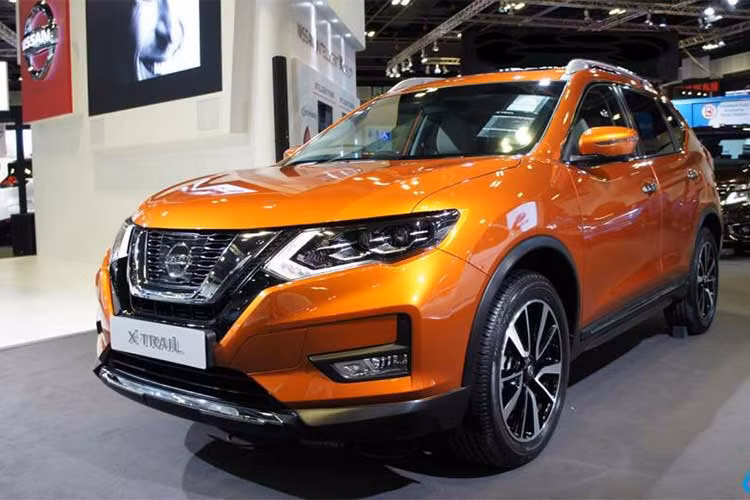  Nissan X-Trail bản 2018 nâng cấp mới đã có mặt tại Singapore sau hơn một năm ra mắt tại Mỹ với tên gọi Nissan Rogue. Ở bản facelift, những thay đổi chủ yếu trong diện mạo. Kiểu dáng tổng thể không đổi và chỉ tập trung vào các chi tiết để giúp xe khoẻ khoắn và hiện đại hơn.