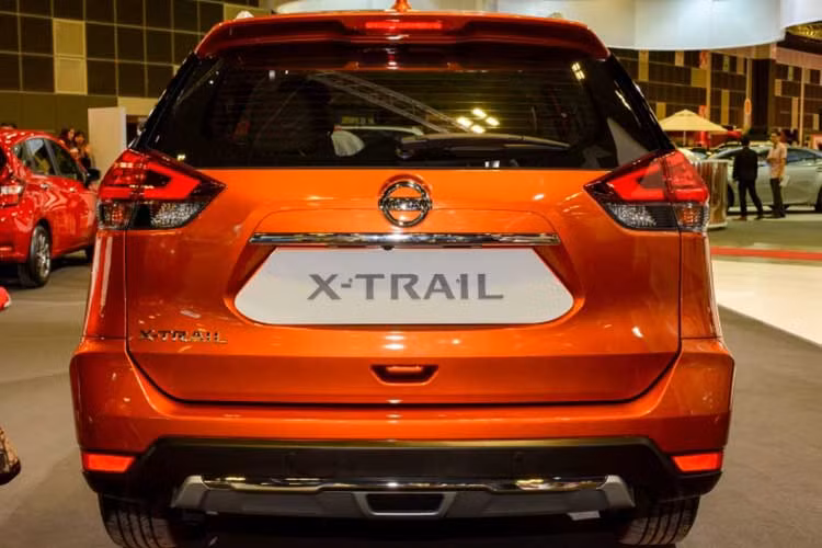 Thân xe của Nissan X-Trail bản nâng cấp 2018 không có nhiều sự thay đổi, chỉ được trang bị thêm một thanh nẹp chrome chạy dọc bên dưới thân xe. Những thay đổi ở phía sau đuôi xe chỉ bao gồm đèn hậu LED hình boomerang đem lại cho X-Trail vẻ mới mẻ và hiện đại hơn.