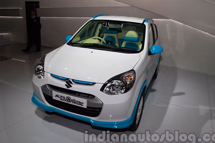Suzuki Alto 800 phiên bản mới nhất hiện có 10 bản trang bị khác nhau, bao gồm; STD, STD (O), LX, LX (O), LXi, LXi (O), LXi CNG, LXi CNG (O), VXi và VXi (O). Mẫu xe này có giá bán dao động từ 249.000 - 334.000 Rupee, tương đương 82 - 110 triệu Đồng.