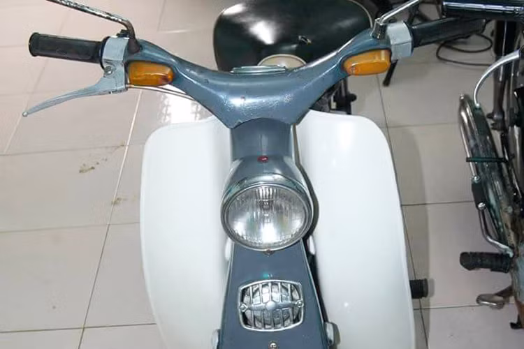 Mặc dù về ngoại hình và một số chi tiết của chiếc xe đã bị han gỉ theo thời gian bởi nó đã có tuổi đời lên đến 59 năm, tuy nhiên để còn giữ và đi được cho đến ngày nay cũng là một việc không hề dễ dàng. Trên chiếc xe này, phần đầu xe vẫn còn nguyên xin với đèn pha, xi nhan, yếm...