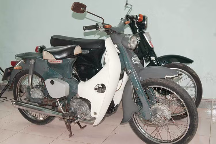 Với dung tích 50 cc, động cơ của xe đạt công suất tối đa 4,5 mã lực kèm hộp số 3 cấp côn tự động. Là thế hệ Cub đầu tiên, chiếc xe cũng sử dụng hệ thống điện má vít 6V thay vì CDI 12V như các thế hệ sau này. 