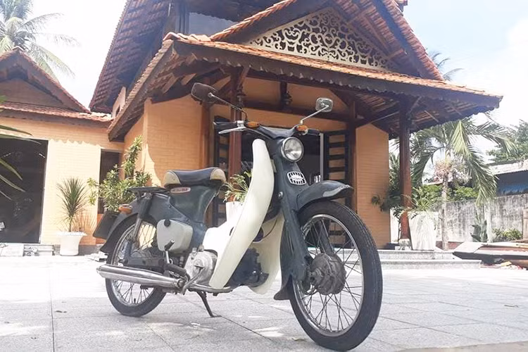 Chiếc xe máy Honda Super Cub C100 thế hệ đầu tiên được sản xuất lần đầu từ năm 1958. Kể từ đó tới nay, Super Cub đã trở thành dòng xe máy bán chạy nhất Thế giới, với số lượng lên tới gần 100 triệu chiếc. Ở Việt Nam những chiếc xe máy Honda Cub cũng không ngoại lệ, nó cũng được xem là một biểu tượng cho đến ngày nay.