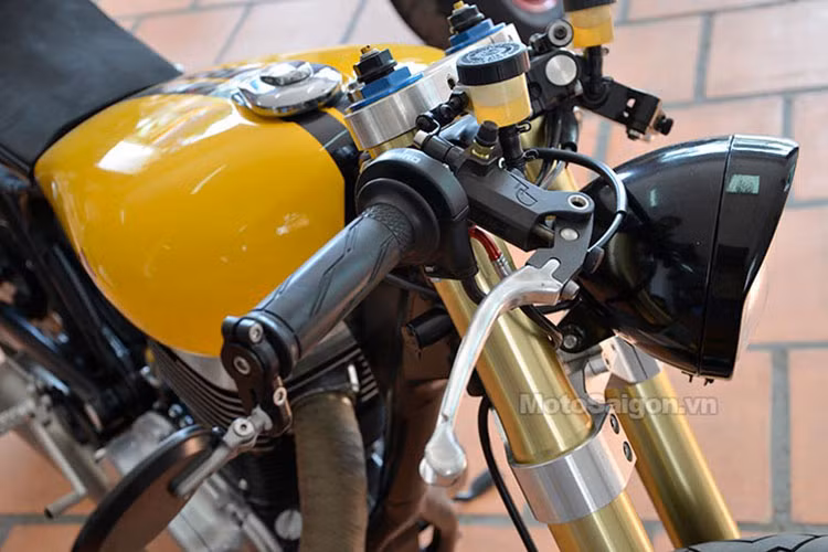 Đèn pha kiểu giọt nước trên xe, đi kèm cặp gương kiểu cafe racer.