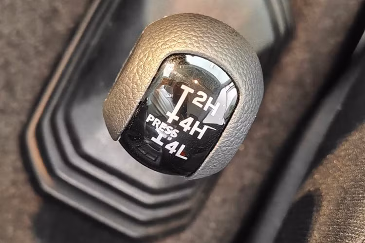 Ngoài khả năng vượt địa hình vốn có, mẫu xe SUV Suzuki Jimny 2024 tại Việt Nam còn là chiếc xe đại diện cho cá tính của mỗi chủ nhân. Một số chiếc Jimny được phái nam “độ” theo phong cách việt dã, hầm hố cho việc trải nghiệm địa hình. 