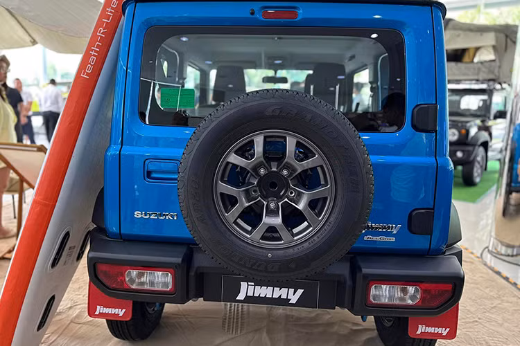 Được thiết kế cho mục đích chạy việt dã, mẫu xe SUV Suzuki Jimny 2024 đáp ứng tất cả các tiêu chí để vận hành trên nhiều loại địa hình. Nguồn cung cấp sức mạnh cho mẫu SUV cỡ nhỏ này là động cơ xăng K15B với 4 xi-lanh, dung tích 1.5L, sản sinh công suất tối đa 101 mã lực tại tua máy 6.000 vòng/phút và mô-men xoắn cực đại 130 Nm.