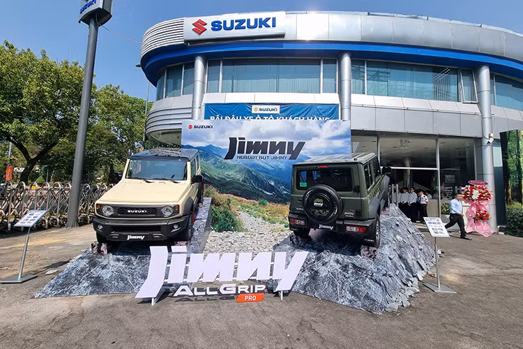 Tại thị trường Việt Nam, mức giá xe Suzuki Jimny 2024 được bán ra cho các phiên bản cụ thể là: bản 1 màu có giá 789 triệu đồng và bản 2 màu có giá 799 triệu đồng. Khi mua Suzuki Jimny 2024, khách hàng có thể chọn 1 trong 9 màu sơn ngoại thất là xanh rêu, đen, xám, bạc, trắng, trắng ngọc trai, vàng - đen, xanh - đen và trắng ngà - đen.