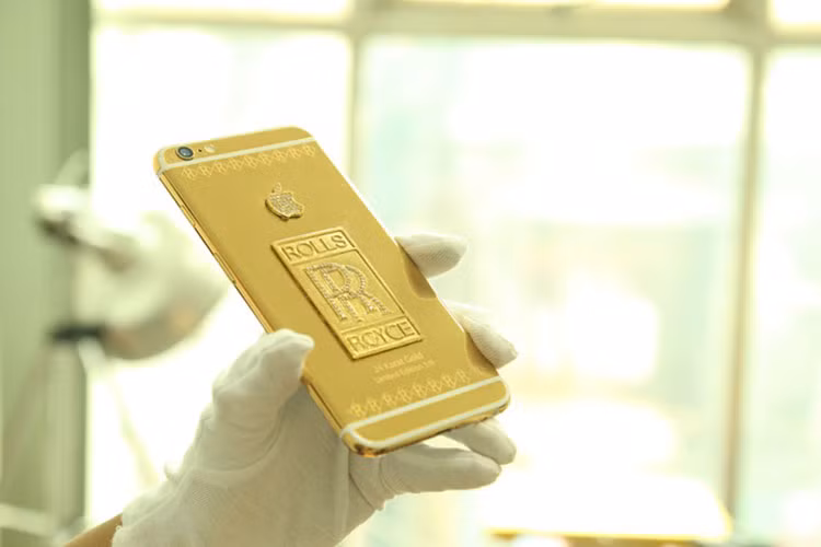 Được biết, Royal Gold &amp; Karalux tại Việt Nam là hãng chuyên độ vàng cho siêu xe và điện thoại cũng như các đồ chơi xa xỉ khác. Hãng đã độ nhiều các loại xe như; BMW, Mercedes, SH, Ducati... và gần đây nhất là siêu xe sang Rolls-Royce và mẫu điện thoại kể trên.