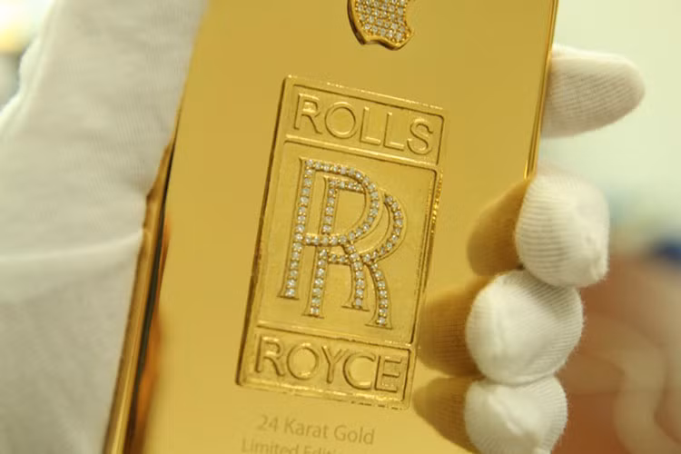 Đặc biệt, những chủ nhân của dòng siêu xe sang như Rolls-Royce trị giá hàng chục tỷ đồng thì việc "thửa" riêng cho mình một chiếc điện thoại "theo xe" trị giá 200 triệu đồng không phải quá lớn.