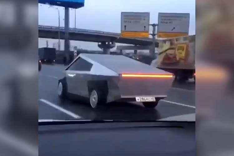 Cuối cùng, người bán đang ra giá xe Tesla Cybertruck nhái là 666.666 rúp (xấp xỉ 250 triệu đồng). Đây dường như là một cái mức quá đáng dành cho một chiếc xe nhái, cho dù kết quả làm nhái là không đến nỗi nào. Có lẽ người bán đã bị hoang tưởng sau khi chiếc xe của mình tạo được chút tiếng tăm trên mạng xã hội.