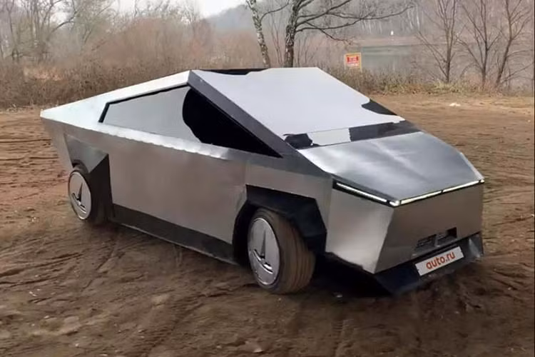 Thân vỏ đặc chế của xe Tesla Cybertruck tự chế được làm từ những tấm kim loại trong khi “cửa sổ trời toàn cảnh” được dán chống nắng 95%, và tầm nhìn tổng thể được giới thiệu là “tuyệt vời”. Hệ thống đèn phía trước và phía sau là một chi tiết đáng khen, nhái rất giống hàng thật.