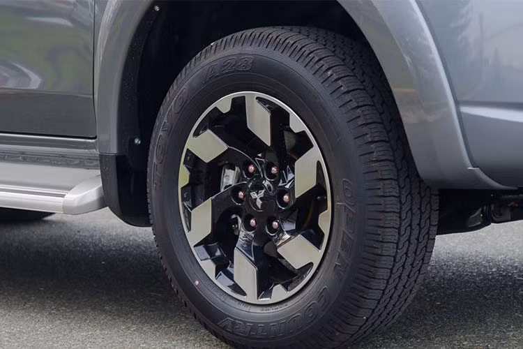 Trên phiên bản mới này, bộ mâm kích cỡ 17 inch 6 chấu đơn với hoa văn kiểu răng cưa rất mạnh mẽ và cá tính. Để tăng tính thể thao, trên phiên bản Triton 2018 cao cấp - hãng xe Mitsubishi cũng đã sử dụng tông màu đen và da cam để trang trí quanh xe cùng mâm xe được sơn màu đen.