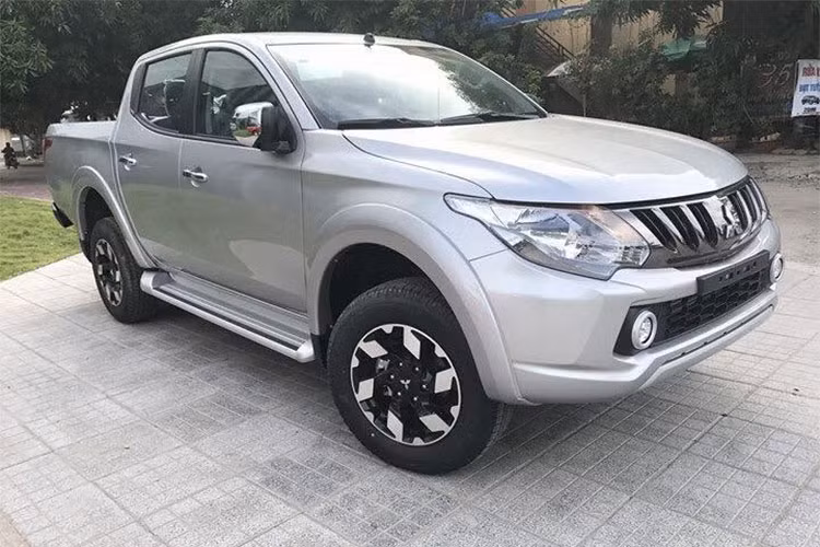 Hông xe nổi bật với cặp gương chiếu hậu chỉnh/gập điện tích hợp đèn báo rẽ dạng LED, và mặt sau được bọc crome rất tinh tế. Đuôi xe không thay đổi so với phiên bản cũ, cụm đèn hậu 3 tầng dạng LED ôm sát hai bên thân xe, nắp thùng hàng được dập nổi trông cứng cáp hơn, tay nắm mạ chrome và dãy đèn LED báo phanh phụ được tích hợp trên nắp.
