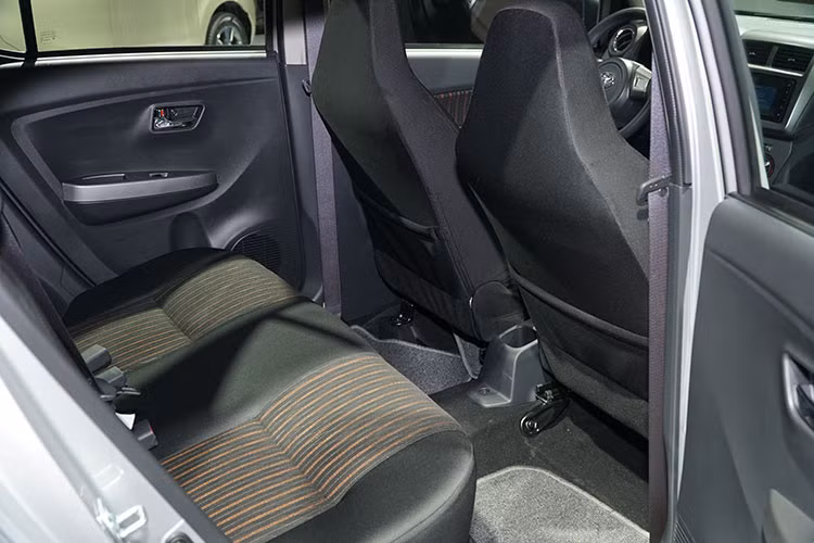 Khoang chứa đồ của Toyota Wigo, phía dưới có một bánh sơ cua dùng trong những trường hợp khẩn cấp. Trang bị an toàn chỉ ở mức cơ bản, khi chỉ có chống bó cứng phanh ABS, cảm biến hỗ trợ đỗ xe và 2 túi khí.