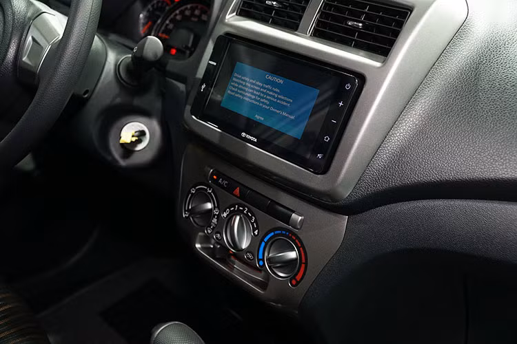 Nếu so với Hyundai Grand i10 hay Kia Morning, nội thất Toyota Wigo mới không có nhiều ấn tượng, cách thiết kế khá đơn giản và bình dân. Màn hình trung tâm là loại cảm ứng 7 inch đối với bản cao cấp, hỗ trợ kết nối AUX, Bluetooth, USB, Wi-Fi. Hệ thống âm thanh có 4 loa.