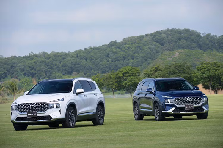 Tương tự, dù được ưu đãi lên tới 200 triệu đồng nhưng doanh số Hyundai SantaFe vẫn tiếp đà giảm trong tháng 5. Theo đó, chỉ có 279 xe Santa Fe được giao đến tay khách hàng, giảm 85 xe so với tháng trước. Việc không thể giữ vững phong độ đã khiến mẫu SUV Hàn ngày càng rời xa ánh hào quang của ngai vàng, thậm chí chí còn xếp sau Fortuner.