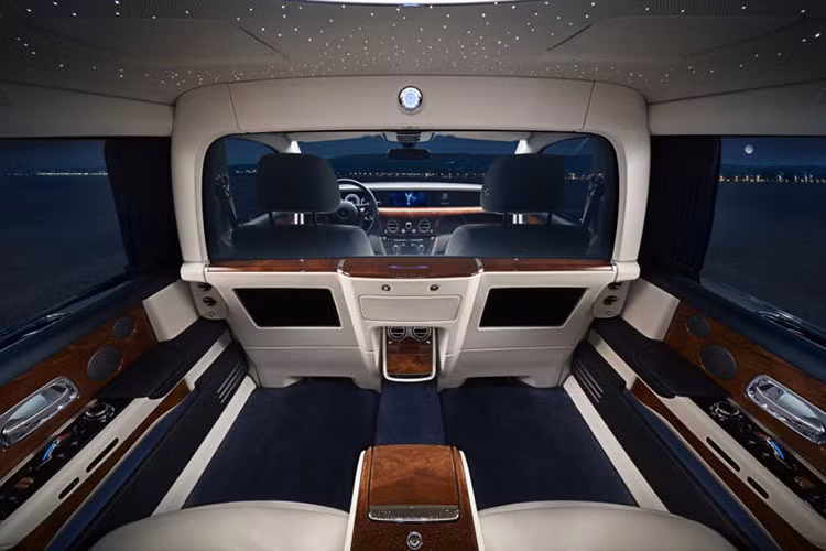 Trước đó, một bản Rolls-Royce Phantom đặc biệt màu trắng cam có vách ngăn đã xuất hiện tại Abu Dhabi. Rolls-Royce Phantom phiên bản trục cơ sở kéo dài này được trang bị kính chỉnh điện, phân chia cabin trước và sau. Hành khách phía sau có thể chỉnh kính sang màu đục, ở chế độ mặc định kính vẫn trong suốt.