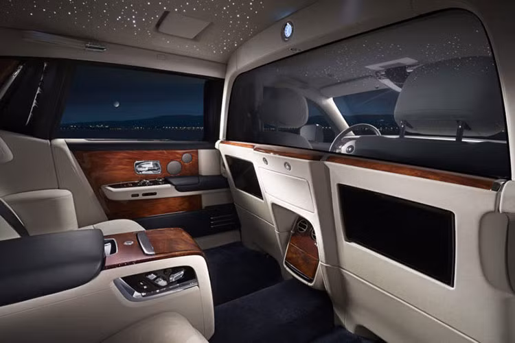Chiếc Rolls-Royce Phantom VIII đặc biệt này thuộc sở hữu của một khách hàng ở Hong Kong. Bên cạnh những trang bị và tính năng sang trọng "bình thường", chiếc xe siêu sang có khoang cabin chia làm đôi, dãy ghế hành khách tách biệt với người lái, Rolls-Royce gọi tùy chọn này là Privacy Suite (quyền riêng tư).