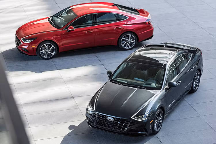 Có thể nói, Hyundai Sonata 2020 bản quốc tế sẽ có nhiều công nghệ khiến nhiều đối thủ trong cùng phân khúc phải "thèm khát". Hiện giá xe Hyundai Sonata 2020 tại thị trường quốc tế chưa được công bố. Trong khi đó, tại Hàn Quốc, đối thủ của Toyota Camry và Honda Accord có giá dao động từ 21,4 - 32,89 triệu Won (khoảng 439,4 - 675,3 triệu đồng).