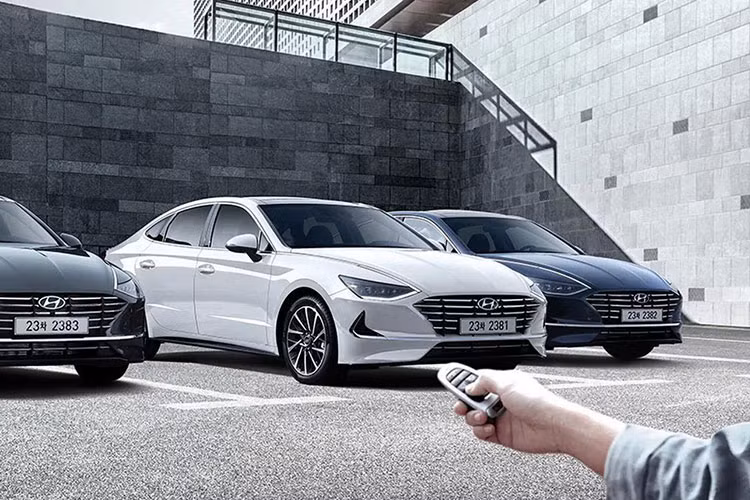 Chưa hết, Digital Key còn có khả năng lưu các cài đặt yêu thích của người dùng. Khi xe phát hiện ra Digital Key, những cài đặt như vị trí gương, ghế, vô lăng hay hệ thống âm thanh, video, định vị và màn hình hiển thị thông tin trên kính chắn gió sẽ được thay đổi theo sở thích của người dùng.