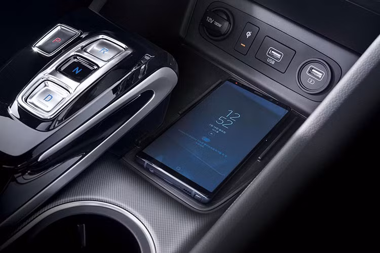 Khi muốn mở cửa xe, người dùng chỉ cần mở ứng dụng Digital Key rồi dí sát điện thoại thông minh vào tay nắm cửa. Khi vào trong xe, người dùng có thể khởi động máy bằng cách đặt điện thoại thông minh trên khay sạc điện thoại không dây ở cụm điều khiển trung tâm rồi nhấn nút Start/Stop trên mặt táp-lô.