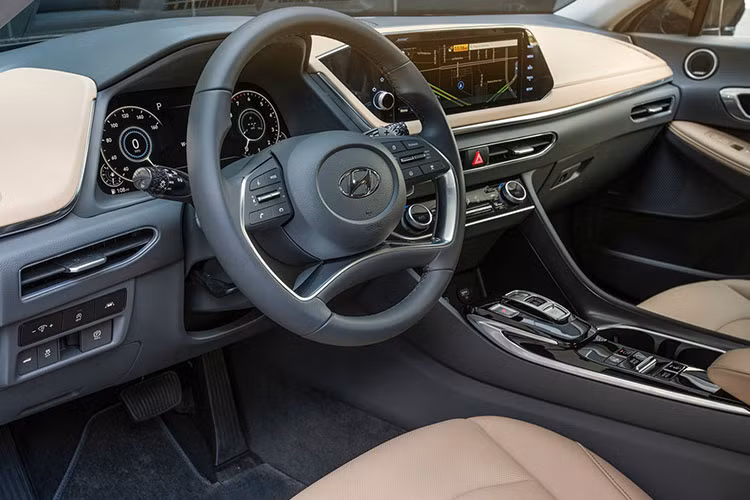 Ngoài việc hé lộ thông số động cơ, hãng Hyundai còn công bố thêm về những công nghệ tiên tiến xuất hiện trên mẫu sedan cỡ trung mới. Trong đó, nổi bật nhất là công nghệ Digital Key, cho phép người lái khóa cửa, mở cửa và khởi động máy thông qua điện thoại thông minh.