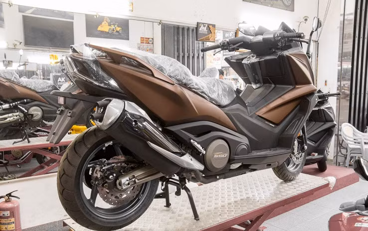 AK 550 có hai chế độ lái tương ứng cho các điều kiện thời tiết, đường xá khác nhau. Với Power Mode động cơ sẽ hoạt động với toàn bộ sức mạnh, còn với Rain Mode hạn chế lại sức mạnh và độ nhạy ga để AK 550 “hiền lành” hơn khi chạy trong điều kiện đường ít độ bám. Hơi đáng tiếc là AK 550 vẫn chưa có hệ thống kiểm soát lực kéo Traction Control.