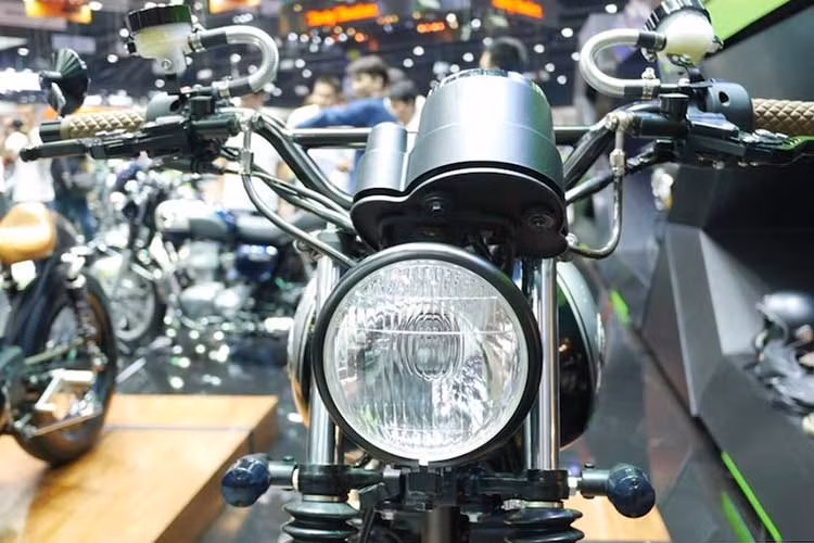 Một trong 2 bản độ Kawasaki W175 đã được tạo hình theo kiểu dáng cafe racer và can thiệp khá nhiều tới kết cấu nguyên bản của chiếc xe. Trong khi đó, bản độ còn lại đi theo dáng tracker và giữ lại khá nhiều chi tiết nguyên bản của chiếc xe.