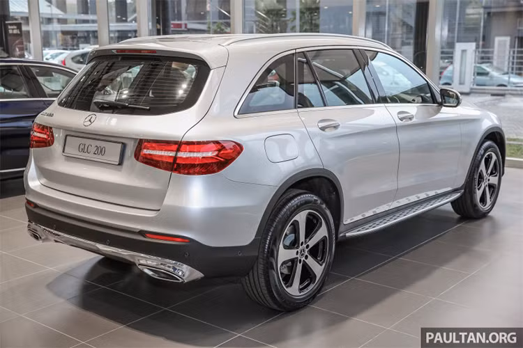 Trên phiên bản Mercedes-Benz GLC 200 mới này, xe sở hữu ít trang bị ở các ngoại thất lẫn nội thất hơn so với GLC 250 4Matic. Loạt phụ kiện AMG cũng không xuất hiện trên GLC 200.