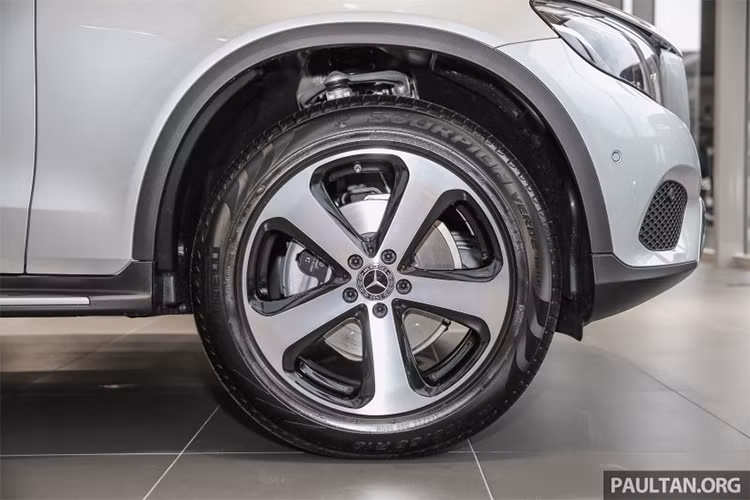 Hệ thống mâm hợp kim cỡ 19 inches thiết kế 5 chấu đơn bản to, cùng kích cỡ lốp lốp 235/55 trên xe Mercedes GLC 200.
