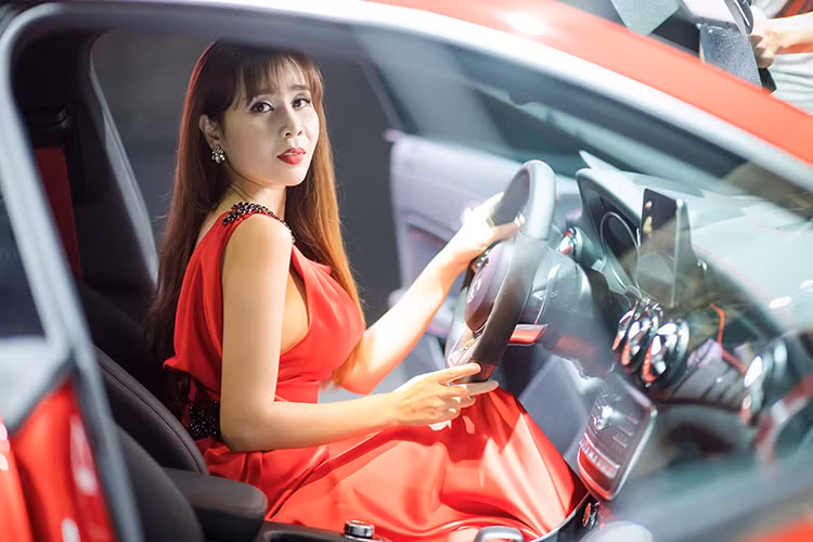Chiếc xe Lưu Hương Giang mới tậu là Mercedes-Benz E 200 2017 có ngoại thất màu đen, nội thất màu xám sang trọng. Đây là mẫu sedan hạng trung cao cấp sử dụng chung nền tảng chassis dẫn động cầu sau giống như C-Class và S-Class được gọi với cái tên MRA, nên nó chỉ đạt trọng lượng ở mức 1.605 kg, giảm 50 kg so với thế hệ trước.