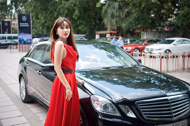 Ra mắt lần đầu tiên tại Việt Nam từ 10/2016 Mercedes-Benz E 200 mới là sự tổng hòa của 3 yếu tố: sự thời thượng, cá tính lịch lãm và chất thể thao. Giống như nhiều mẫu Mercedes đời mới khác, thuộc dòng E-Calss và được thiết kế theo ngôn ngữ Sensual Purity, chiếc xe mang nhiều nét tương đồng với các dòng xe sang S-Class và C-Class đã ra mắt trước đó.
